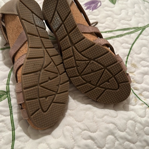 Earth Origins sz 8 Adorable Sandals - Picture 4 of 4